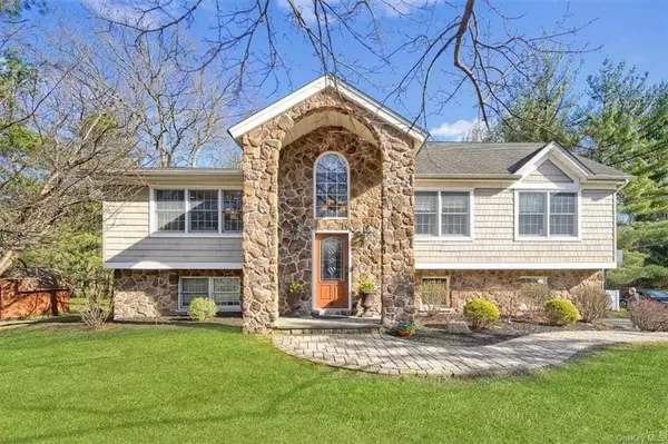 12 Sterling Forest LN, Suffern, NY 10901