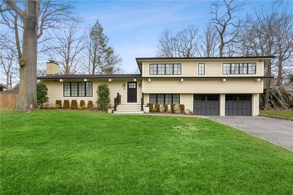 45 Woodcut LN, New Rochelle, NY 10804