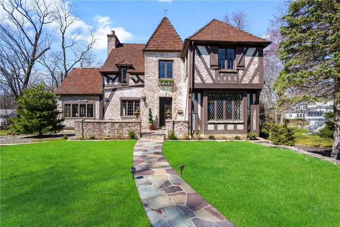 New Rochelle, NY 10804,566 Forest AVE