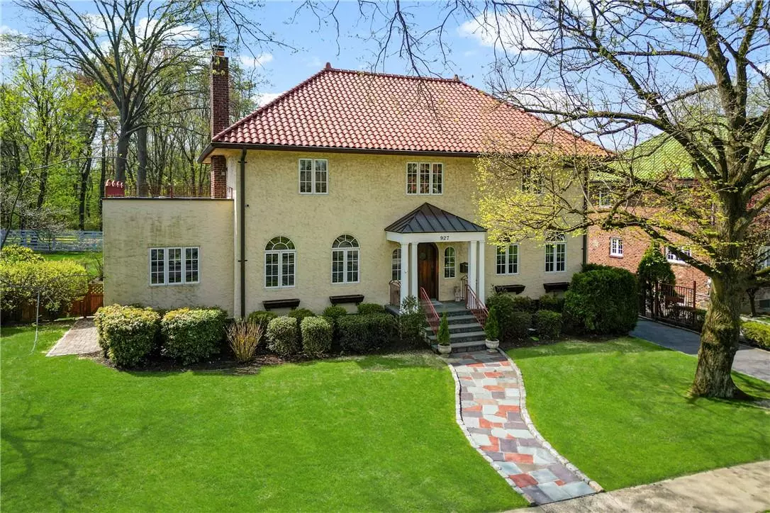 Pelham, NY 10803,927 Grant AVE