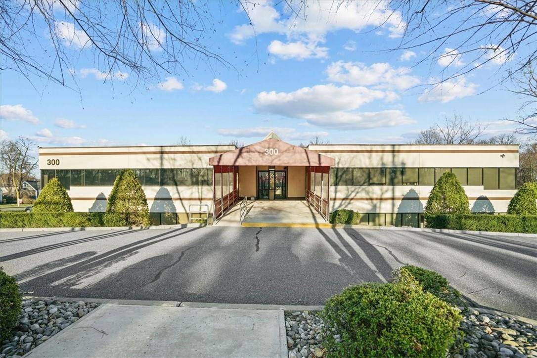 300 N Middletown RD #3, Pearl River, NY 10965