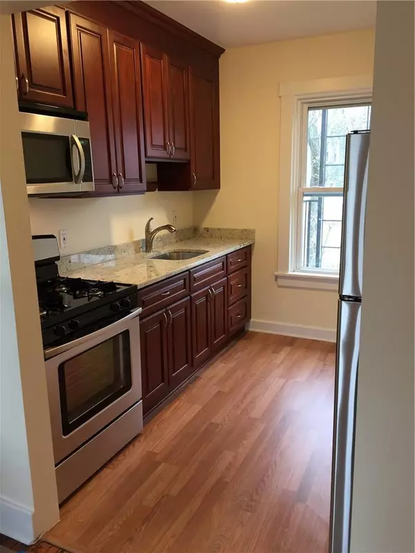 8 Parkway TER #2, Pleasantville, NY 10570