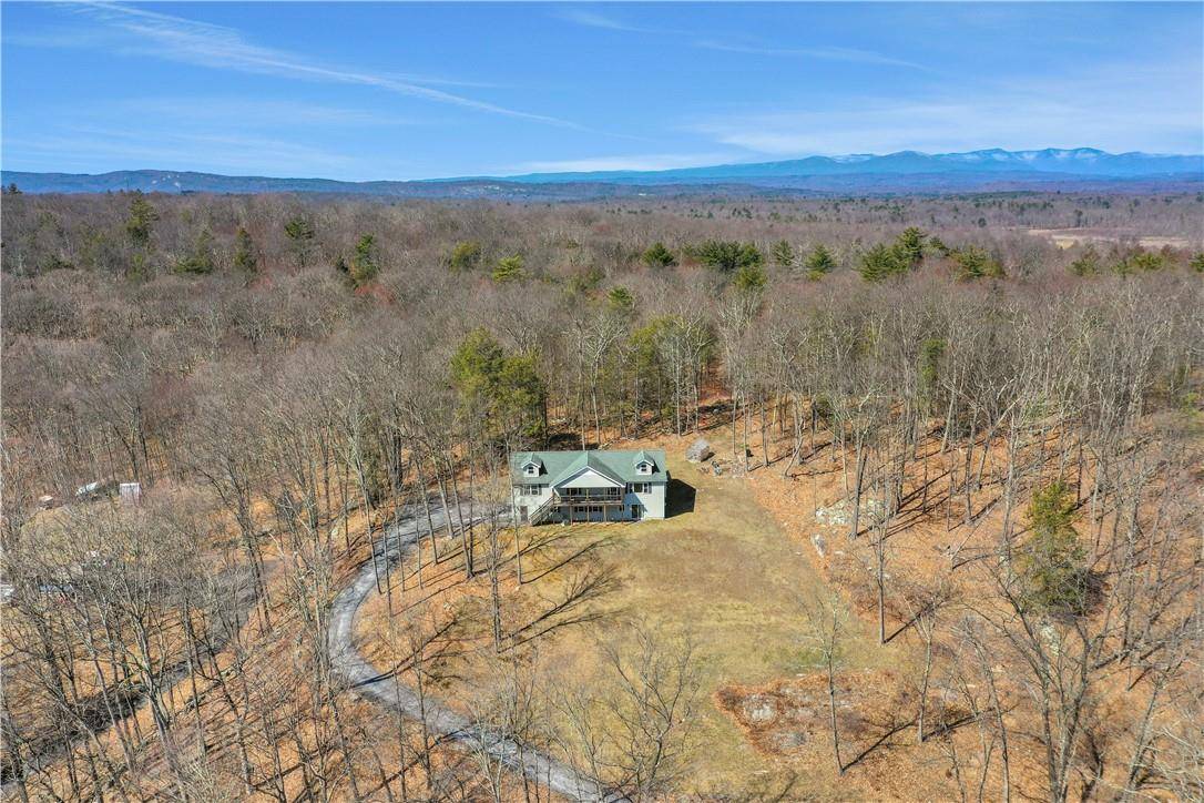 74 Loughran LN, Highland, NY 12528