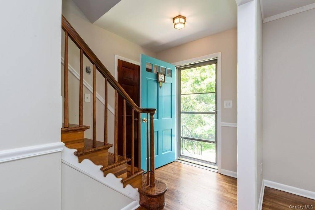 30 Eastview DR, Valhalla, NY 10595