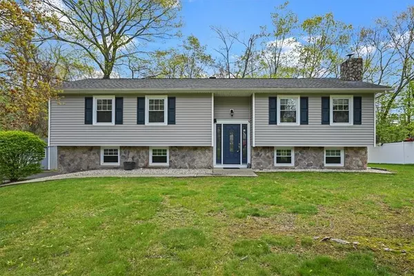 14 Bird LN, Poughkeepsie, NY 12603