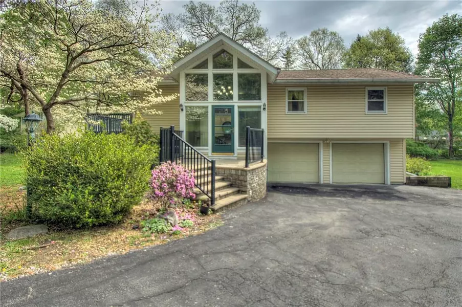 16 Susan LN, Poughkeepsie, NY 12603