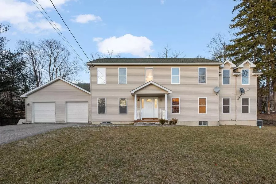 2 Gregory LN, Central Valley, NY 10917