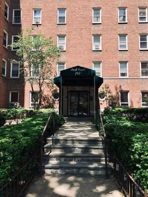 Bronxville, NY 10708,765 Bronx River RD #4J