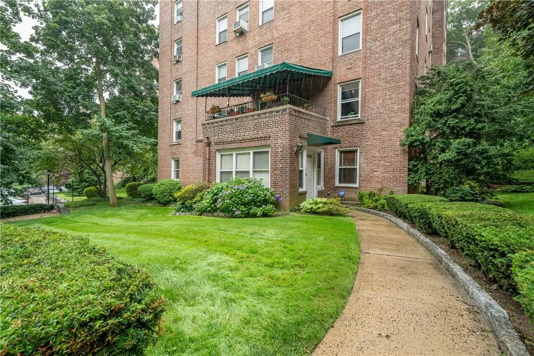 Bronxville, NY 10708,280 Bronxville RD #1X