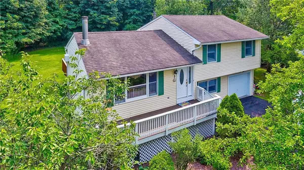 8 Charlestown DR, Rock Tavern, NY 12575