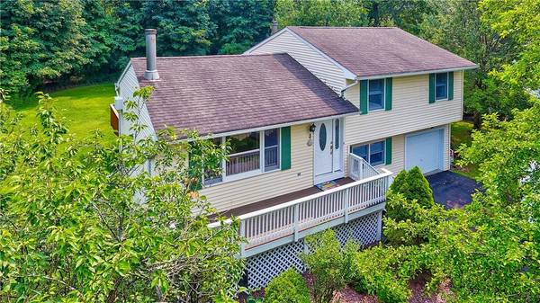 8 Charlestown DR, Rock Tavern, NY 12575