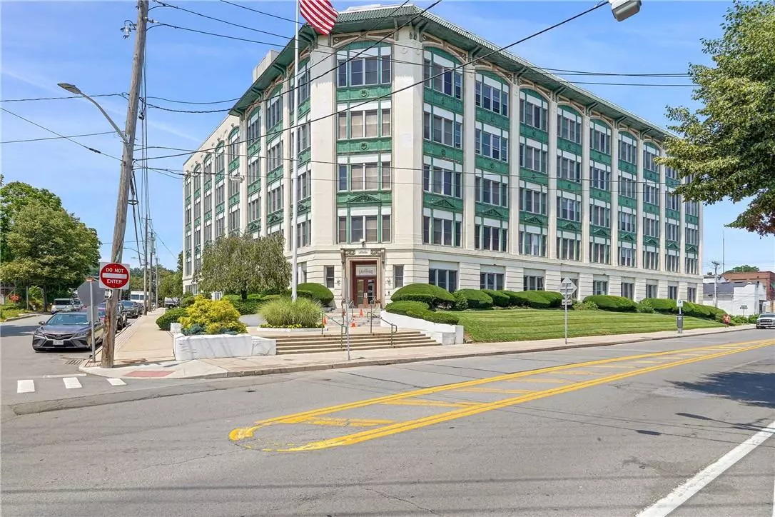 Port Chester, NY 10573,1 Landmark SQ #329