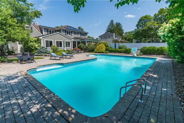 6 Bayberry LN, Poughkeepsie, NY 12603