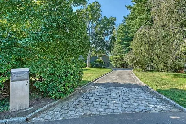 Rye, NY 10580,7 Stonegate LN