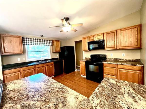 4 Laviclin LN, Cuddebackville, NY 12729