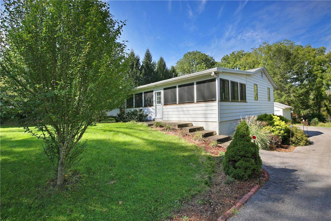 8 Bischoff LN, Hopewell Junction, NY 12533