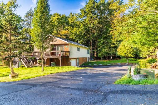 17 Plymouth LN, Rock Hill, NY 12775