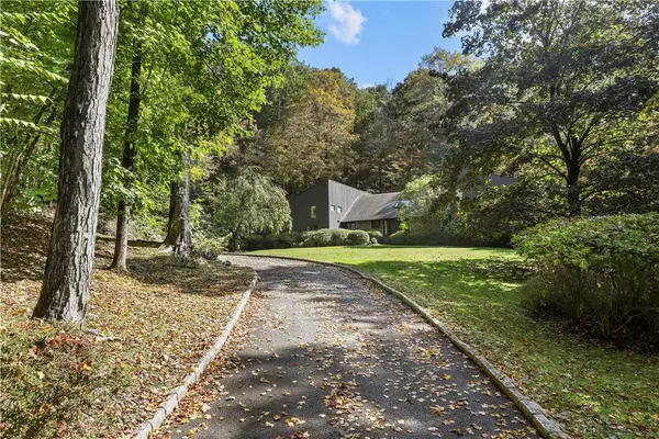 Pound Ridge, NY 10576,22 Blacksmith LN