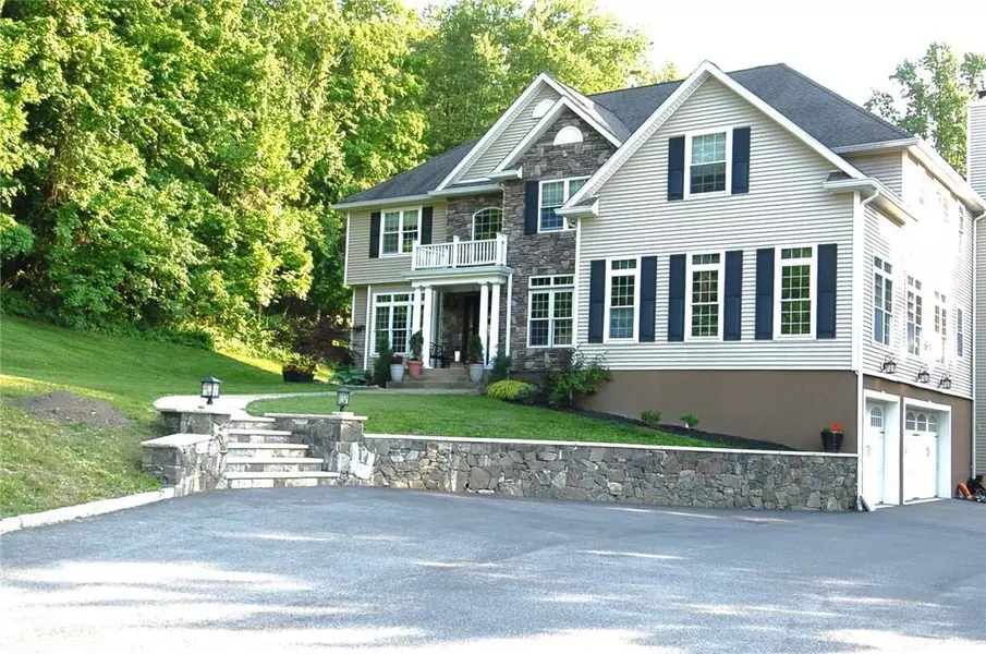 8 Long Hill RD, Hopewell Junction, NY 12533