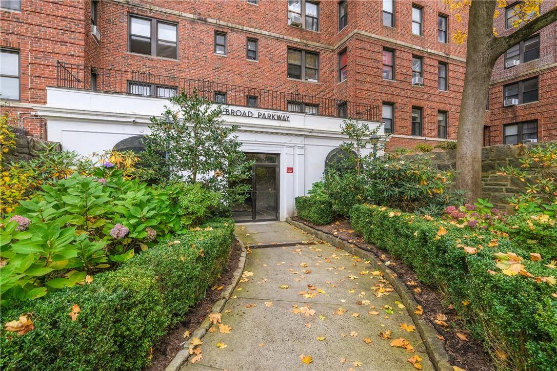 White Plains, NY 10601,1 Broad Pkwy #4L