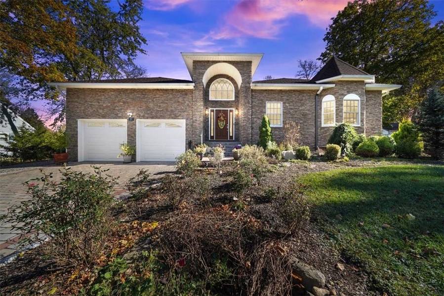 13 Spruce LN, West Nyack, NY 10994