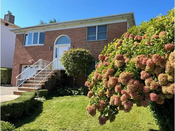 1 Bronxville LN, Yonkers, NY 10708