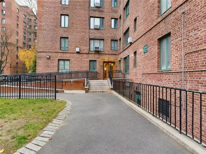 1541 Metropolitan AVE #8C, Bronx, NY 10462