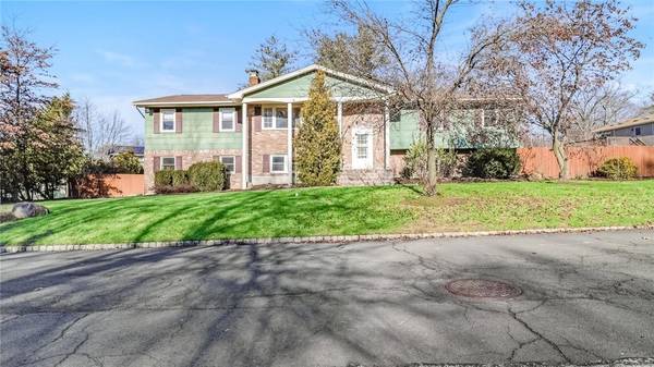 36 Seven Oaks LN, Nanuet, NY 10954