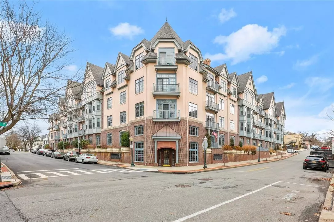 Pelham, NY 10803,55 1st ST #109