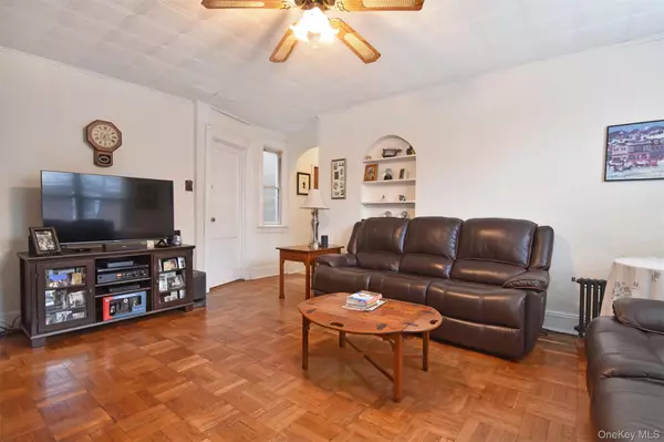 Bronx, NY 10461,1087 Pierce AVE