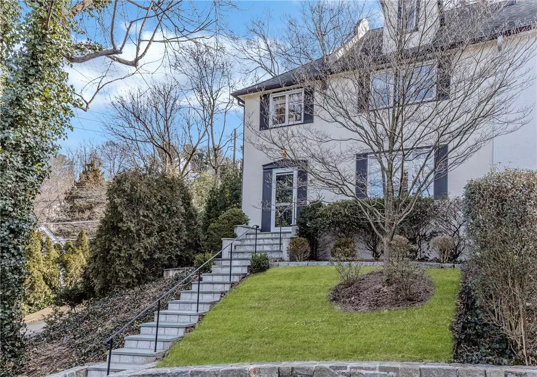 Bronxville, NY 10708,18 Beverly RD