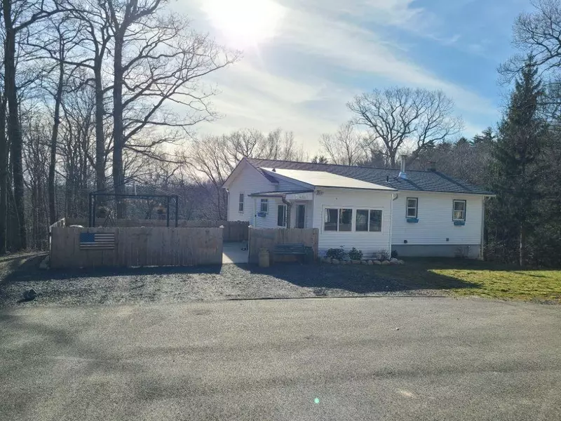 28 Marl LN, Cragsmoor, NY 12420