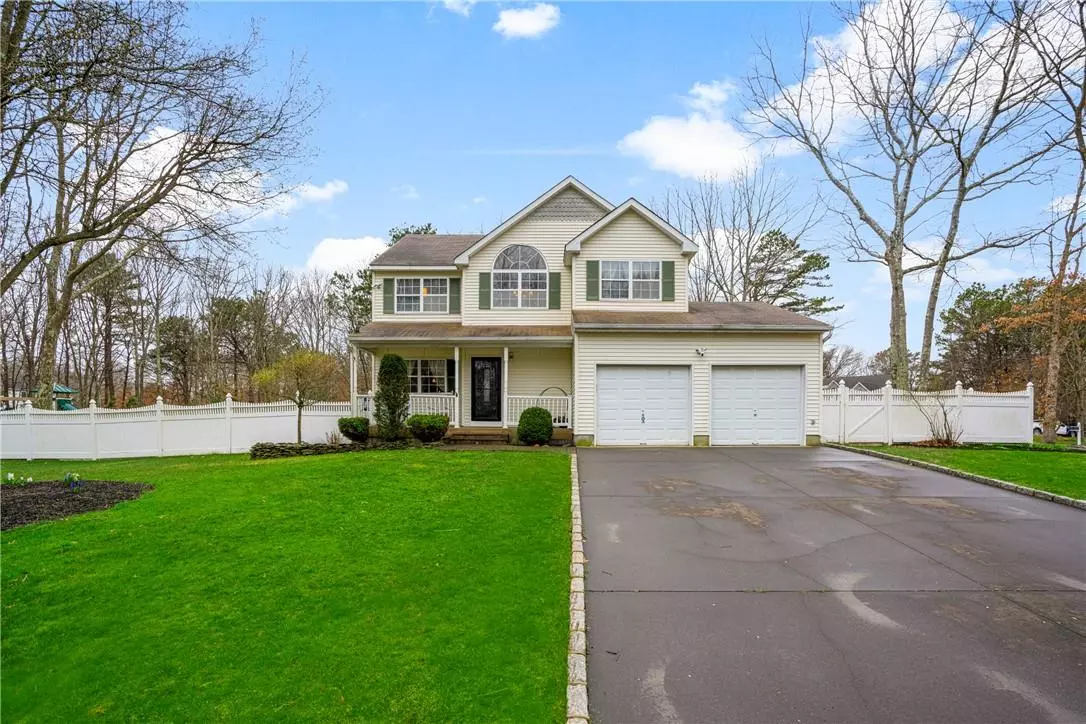 Manorville, NY 11949,4 Tall Oaks CT