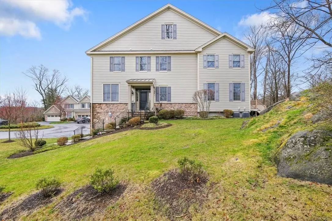 Cortlandt Manor, NY 10567,2 Hedges CT