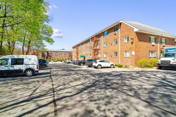 New Rochelle, NY 10801,838 Pelhamdale AVE #3P