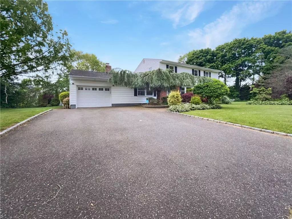 East Northport, NY 11731,12 Beacon LN