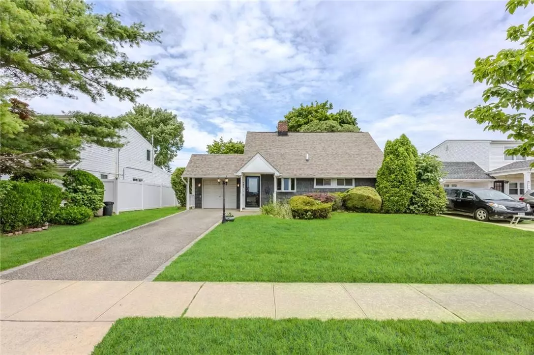 Levittown, NY 11756,121 Abbey LN