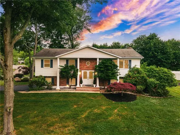 1 Melanie CT, Valley Cottage, NY 10989