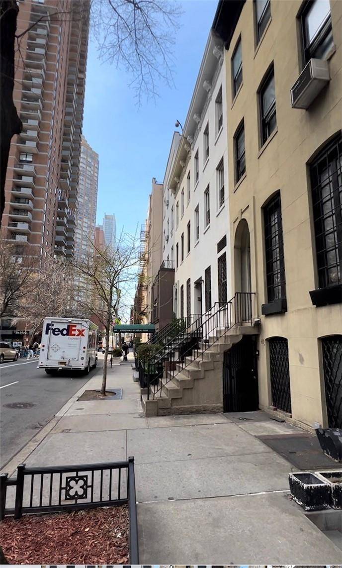 437 W 43rd ST #2R, New York (manhattan), NY 10036