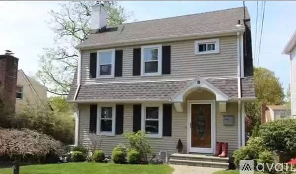 Mamaroneck, NY 10543,8 Harrington PL