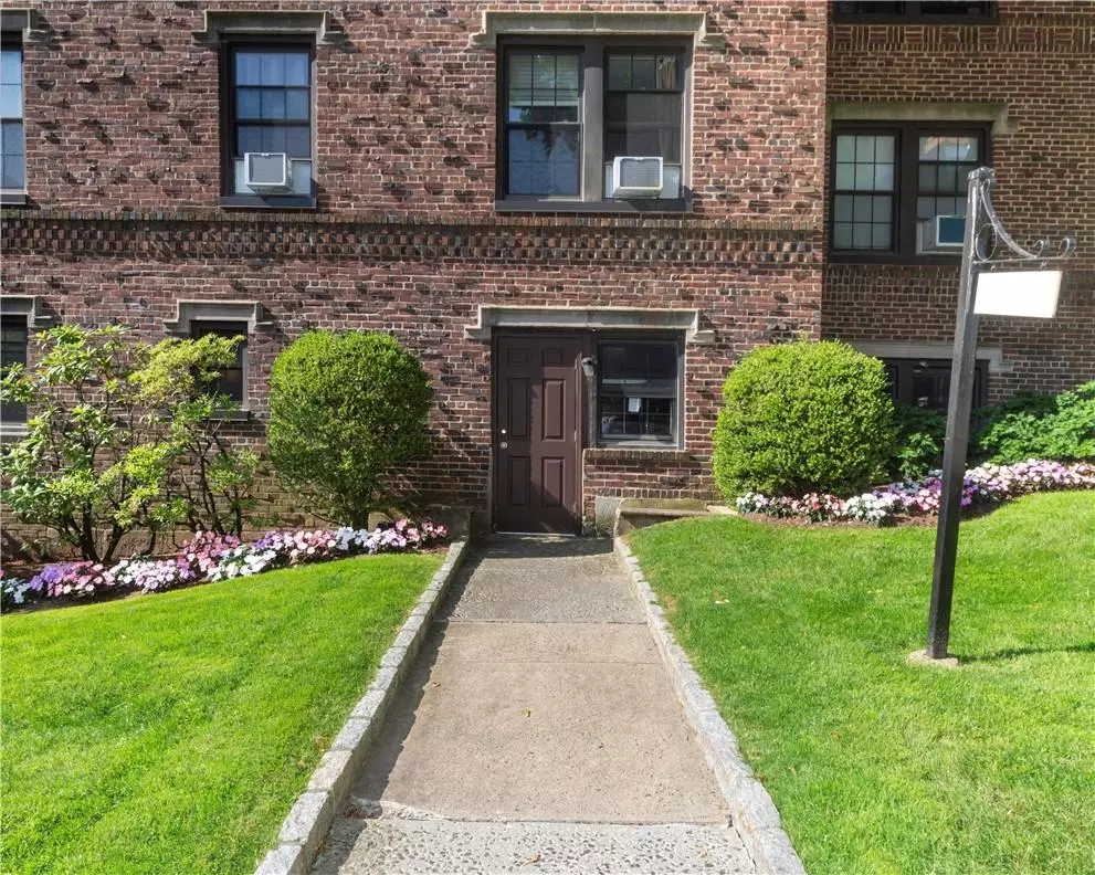 Scarsdale, NY 10583,253 Garth RD #1P