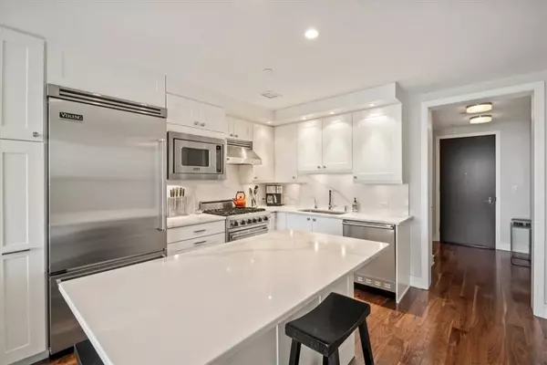 White Plains, NY 10601,5 Renaissance SQ #20B