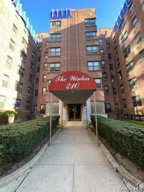 White Plains, NY 10603,210 Martine AVE #2M