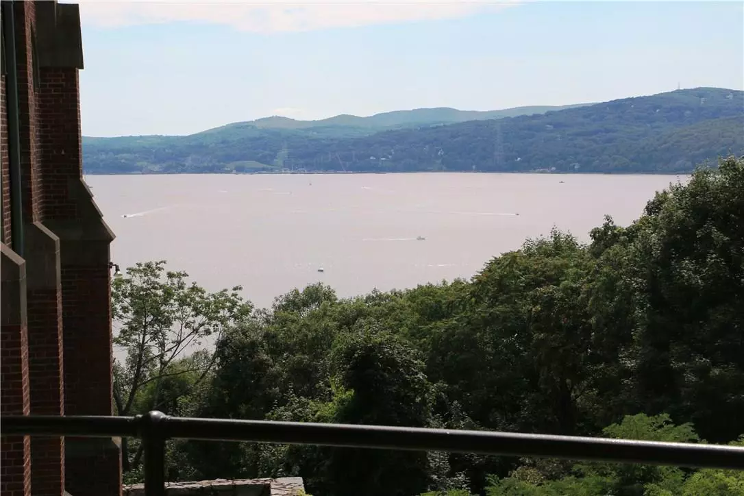 Peekskill, NY 10566,209 Chateau Rive #209