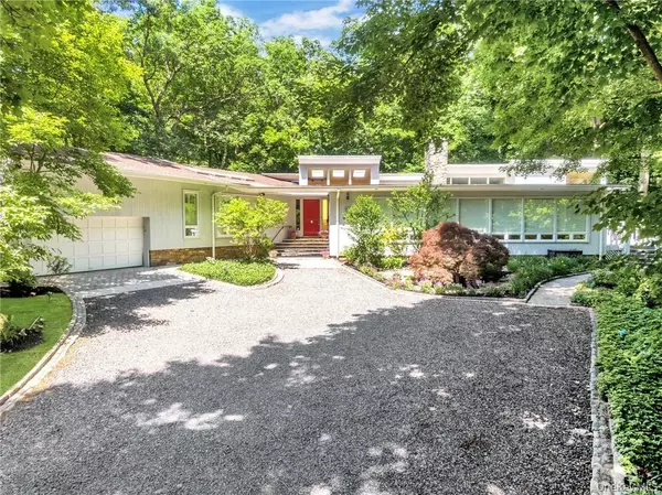 5 Deerfield LN, Mamaroneck, NY 10543
