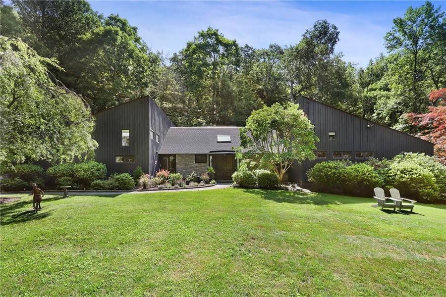 22 Blacksmith LN, Pound Ridge, NY 10576