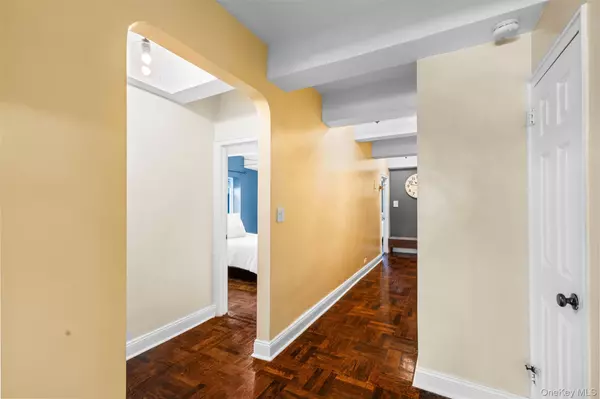 Scarsdale, NY 10583,174 Garth RD #TS