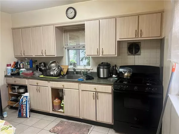 Yonkers, NY 10704,12 Maple PL