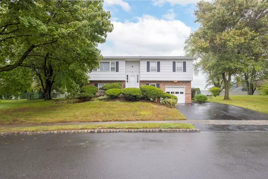 160 Lake Nanuet DR, Nanuet, NY 10954