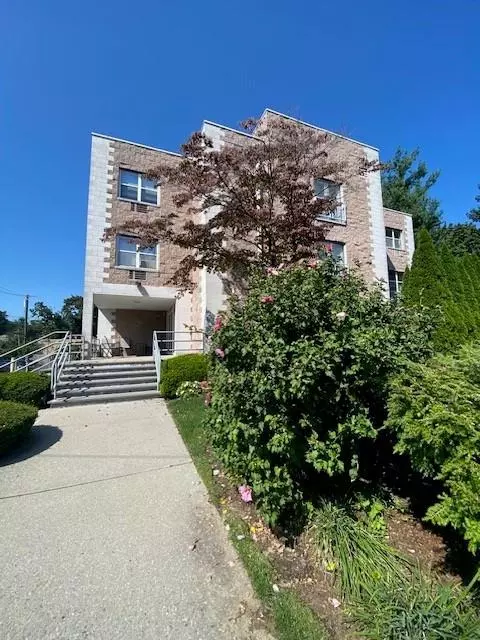 Mamaroneck, NY 10543,501 N Barry AVE #2G